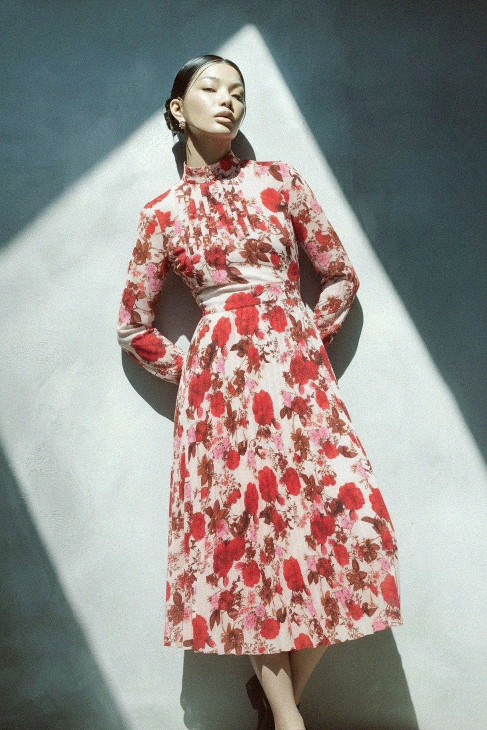 Elegant Red Floral Pleated Midi Dress photo 2