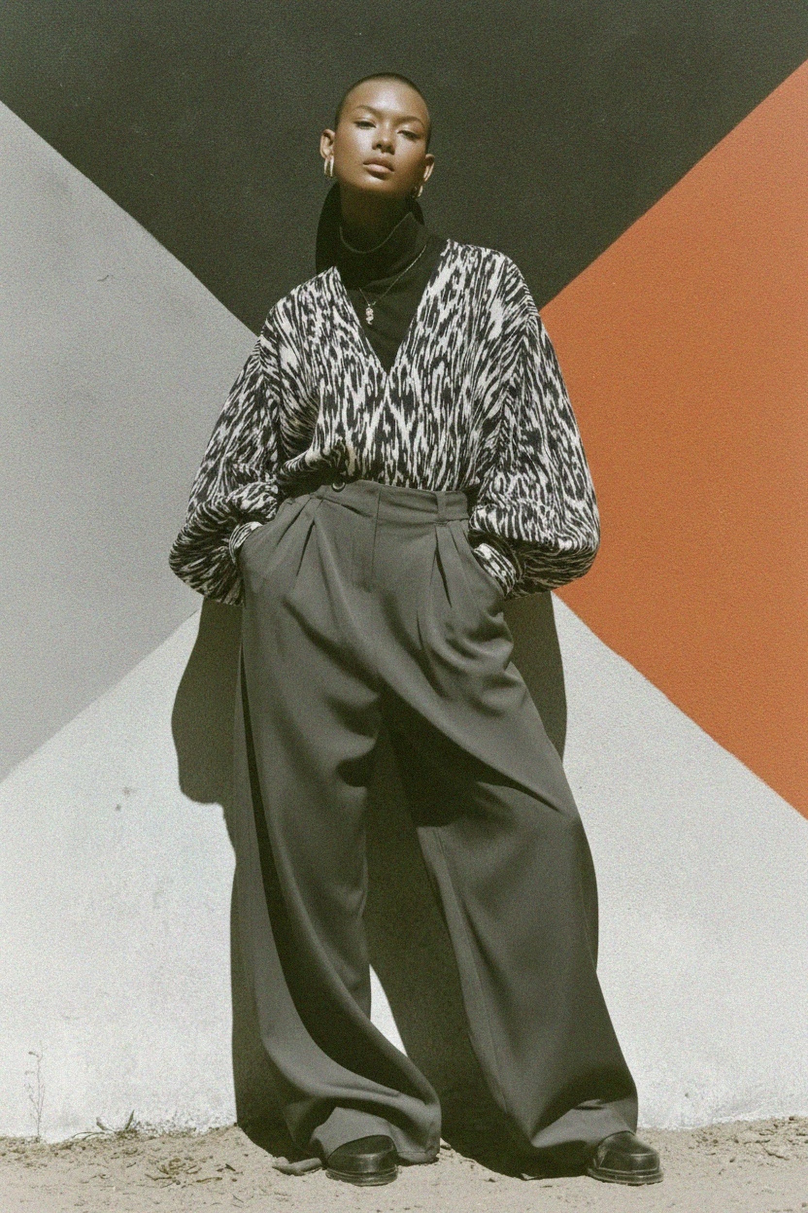 Abstract Print V-Neck Blouse with Voluminous Sleeves photo 2