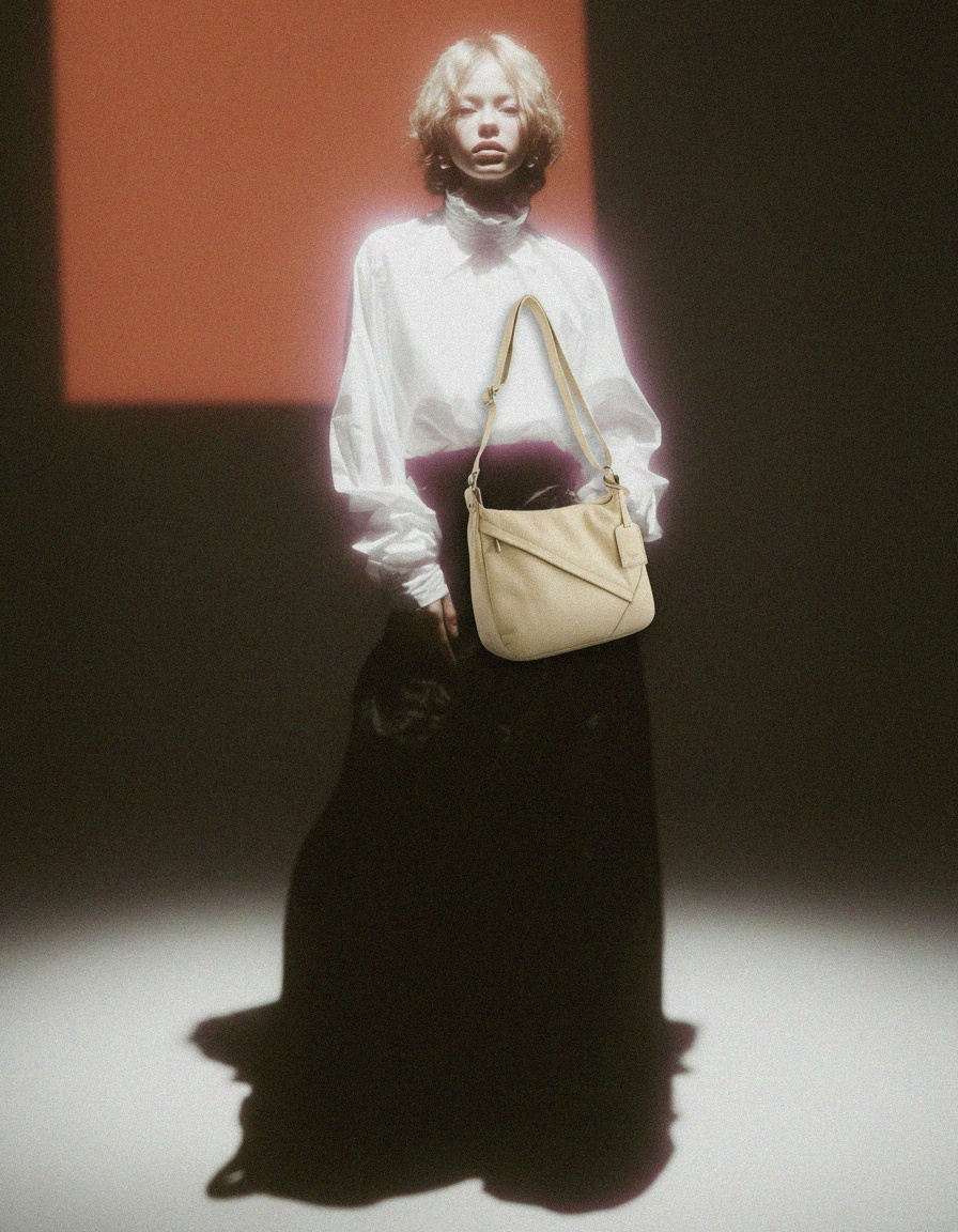 Elegant Beige Leather Shoulder Bag with Adjustable Strap photo 3