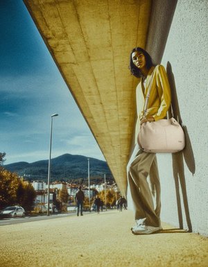 Elegant Beige Leather Shoulder Bag with Detachable Strap